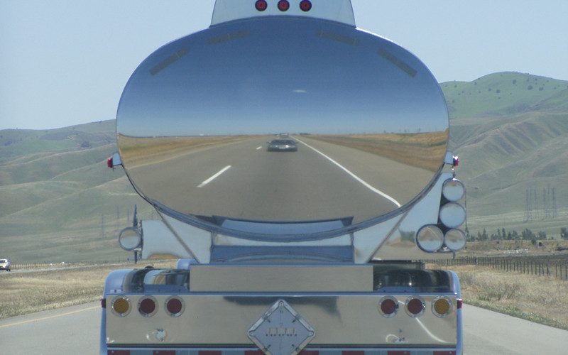 tanker-truck-reflection-1562831.jpg